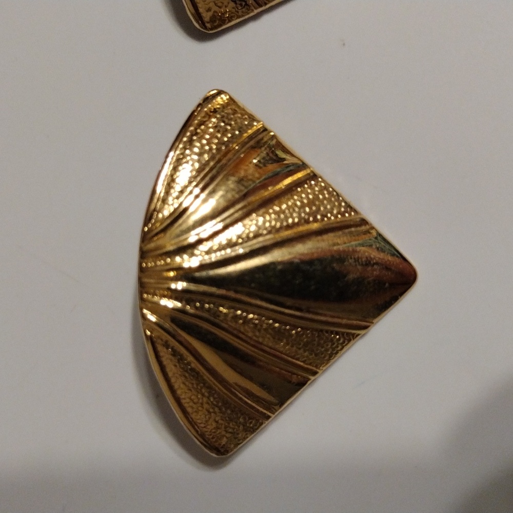 Vintage signed Avon pierced earrings 1986 golden rays textured fan. - Picture 3 of 4